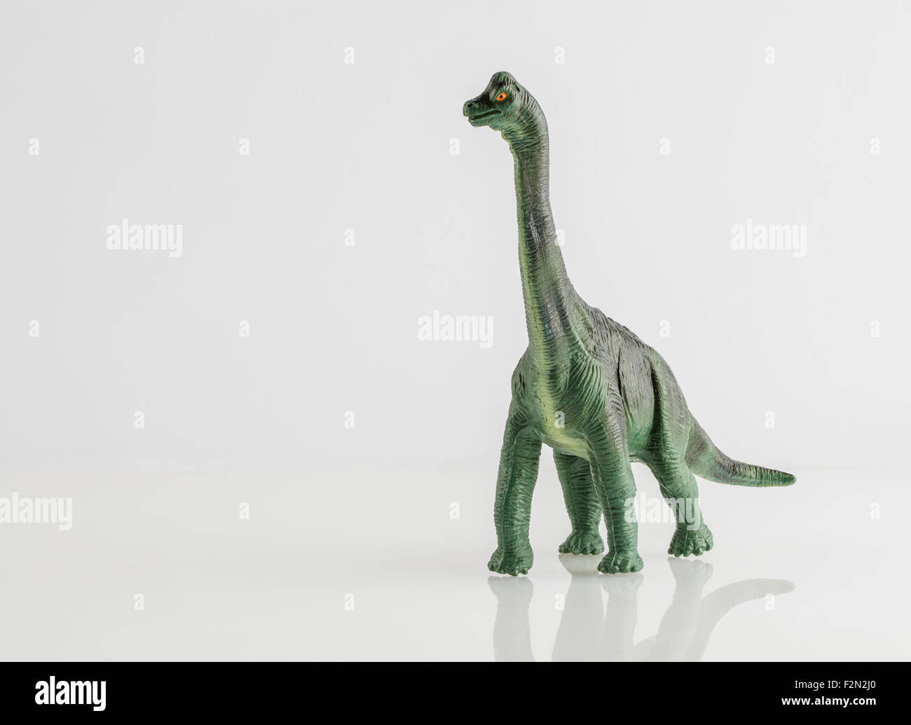 Grüner Dinosaurier Spielzeug isoliert auf weiss Stockfoto