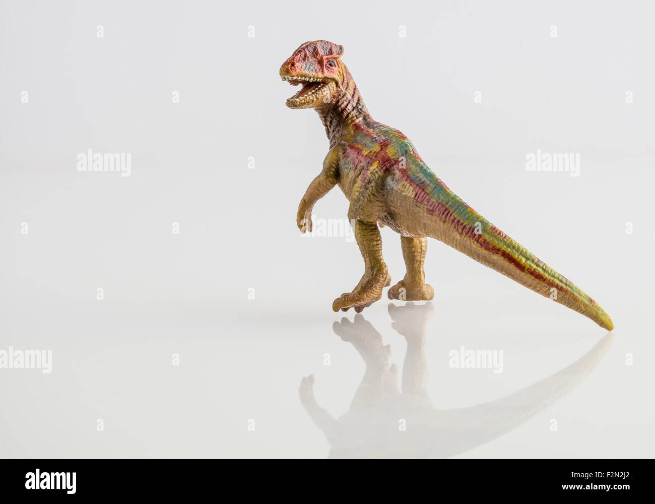 Gelbe Dinosaurier Spielzeug isoliert auf weiss Stockfoto