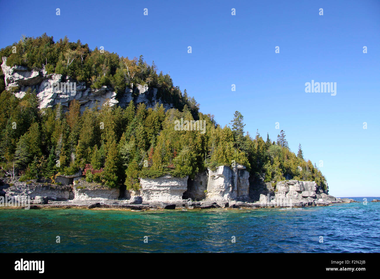 Großer Blumentopf Felsformationen (natürliche Meer-Stacks), Flowerpot Island, Tobermory, Ontario, Kanada. Stockfoto Großer Blumentopf Felsformationen (natürliche Meer-Stacks), Flowerpot Island, Tobermory, Ontario, Kanada. Stockfoto