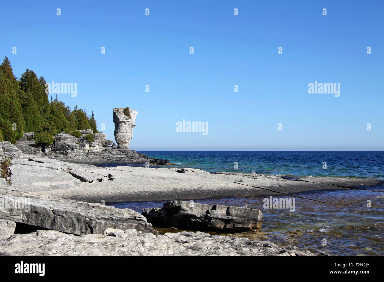 Blumentopf-Rock-Formation (natürliche Felsnadeln) in der Ferne, Flowerpot Island, Tobermory, Ontario, Kanada. Stockfoto