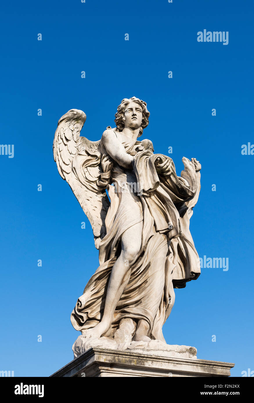 Engel mit der Bekleidungs- und Würfel, Ponte Sant'Angelo Brücke, Rom, Italien Stockfoto