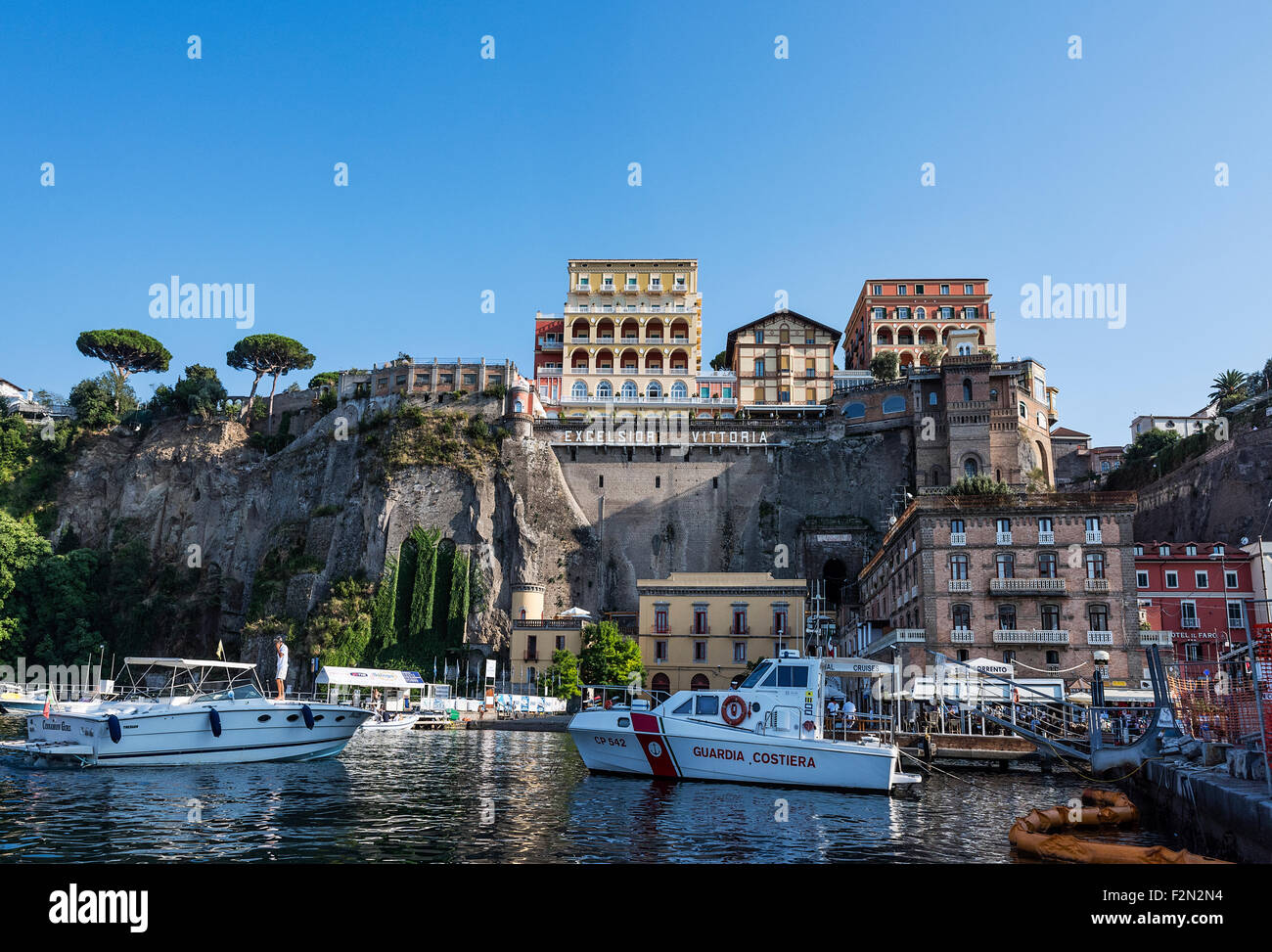 Stadt von Sorrent aus dem Wasser, Neapel, Italien Stockfoto