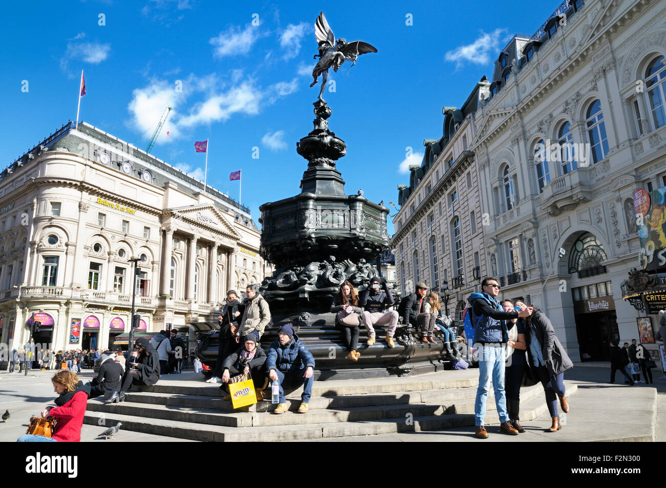 Touristen auf den Stufen des Shaftesbury Memorial Fountain oder Eros, unter der Statue von Anteros, Piccadilly Circus, City of Westminster, London, England, VEREINIGTES KÖNIGREICH Stockfoto