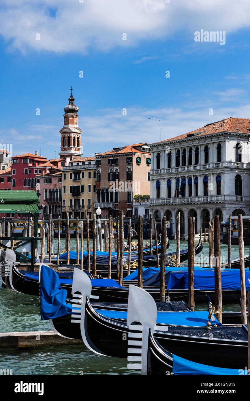 Gondel gleitet entlang des Canal Grande, Venedig, Italien Stockfoto