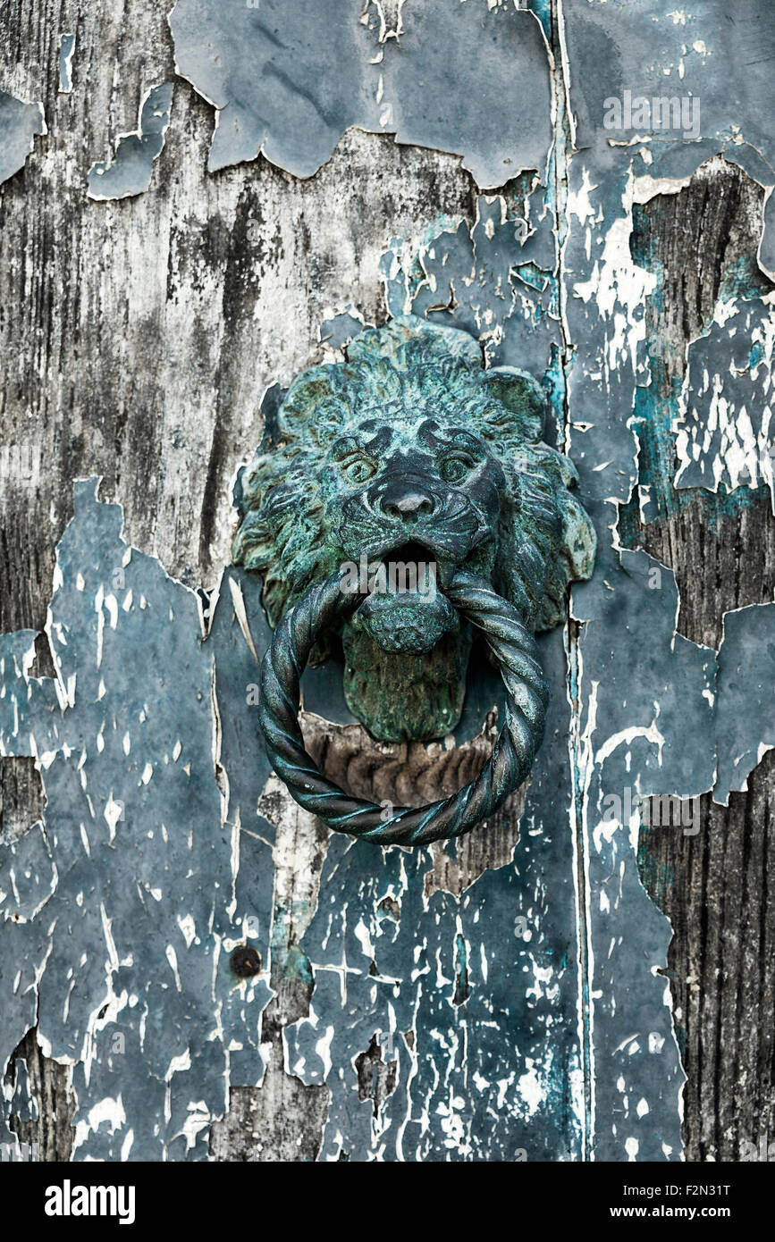 Rustikal und abgenutzte Tür klopfen, Murano, Venedig, Italien Stockfoto