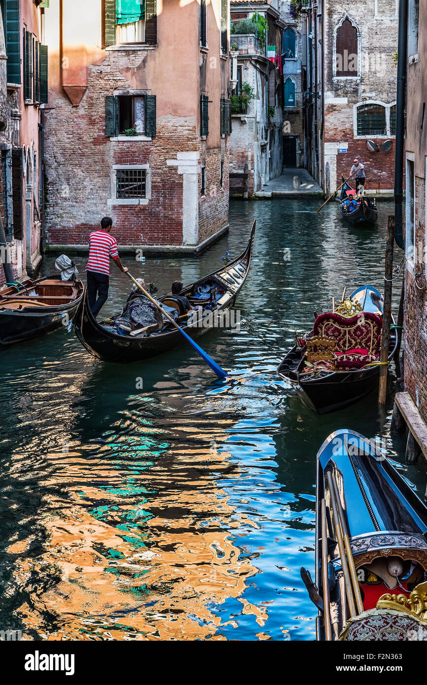 Gondoliere bietet Touristen eine intime Tour durch die Stadt, Venedig, Italien Stockfoto