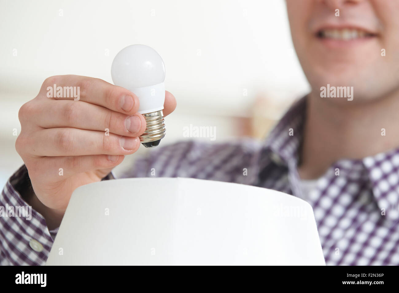 Glühbirne wechseln Fotos und Bildmaterial in hoher Auflösung Seite 2 Alamy