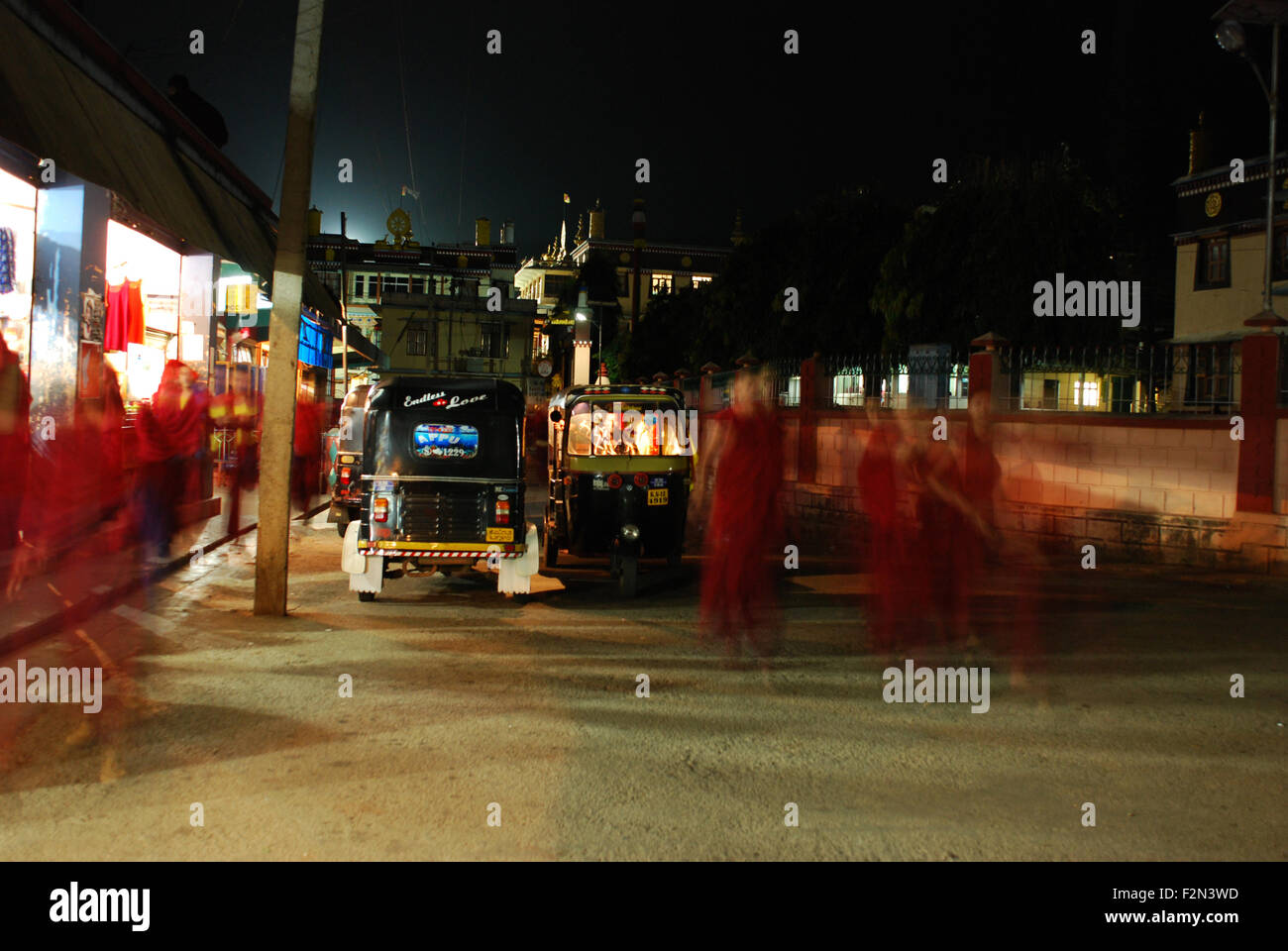 Übernachtung in Sera Jey.  Mönche Heimreise aus dem Tempel. Stockfoto