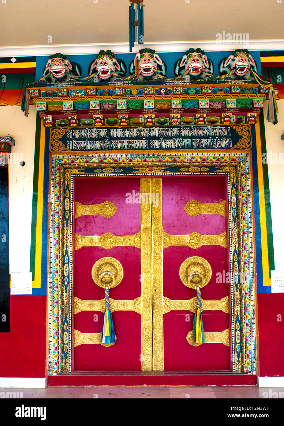 Tür des Tempels.  Sera Jey klösterliche Universität Stockfoto