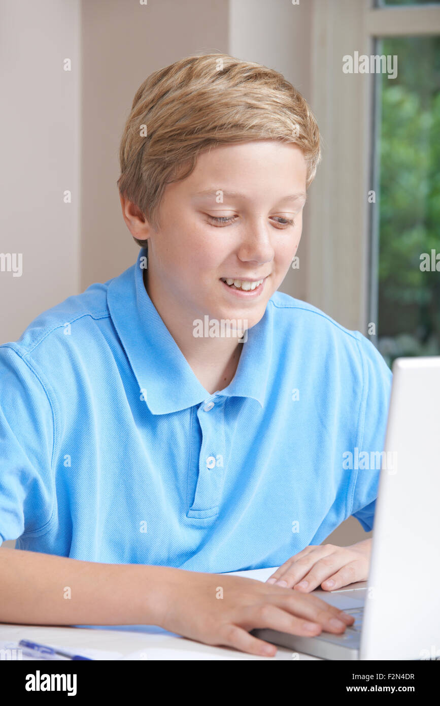 Boy mit Laptop zu Hause Stockfoto