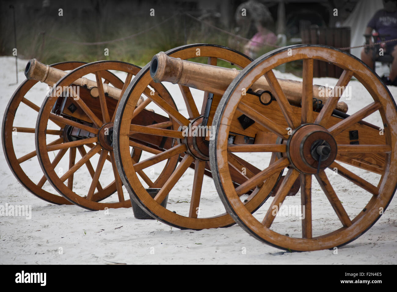 Historische militärische Kanonen mit Holzrahmen und Holzräder am Strand in Cedar Key Florida am Golf von Mexiko Stockfoto