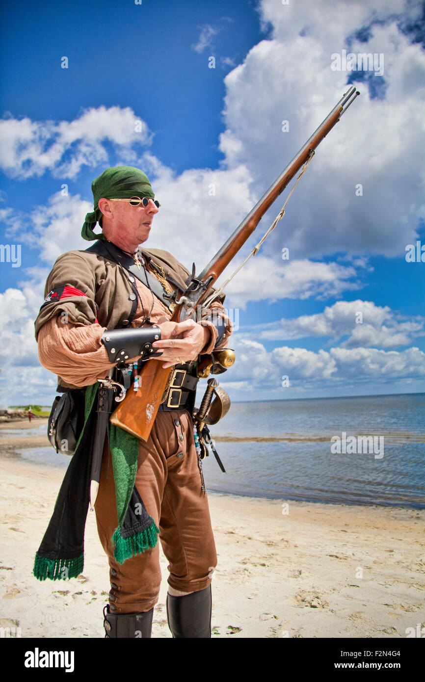 Ein Pirat Reenactor stehen am Strand während des Cedar Key Piraten Festivals an der Golfküste Stockfoto