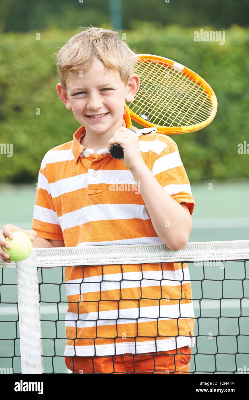 Porträt eines jungen Tennisspielen stehen neben Net Stockfoto