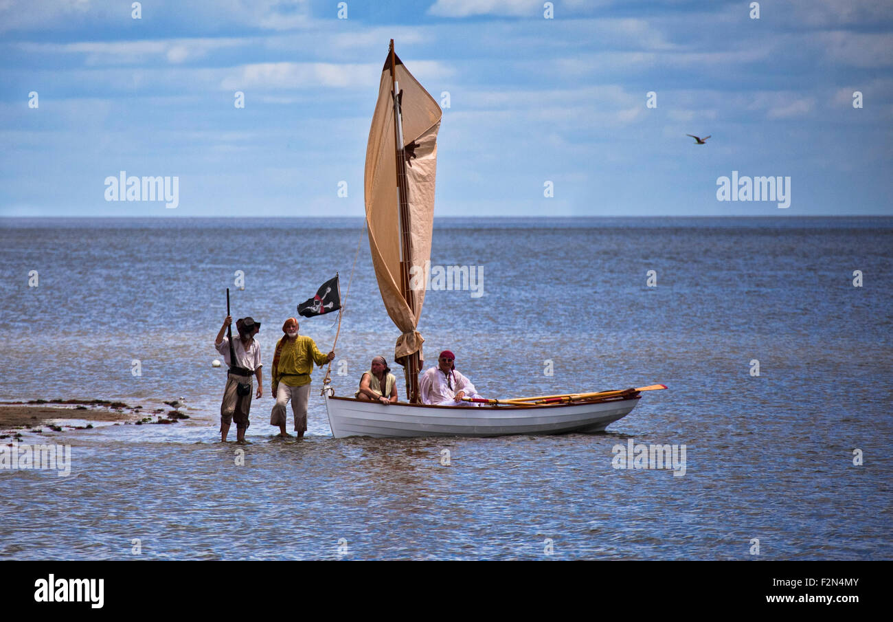 Piraten und ihre hölzernen Ruderboot Schlauchboot an Land kommen während des Cedar Key Piraten Festivals am Golf von Mexiko Stockfoto