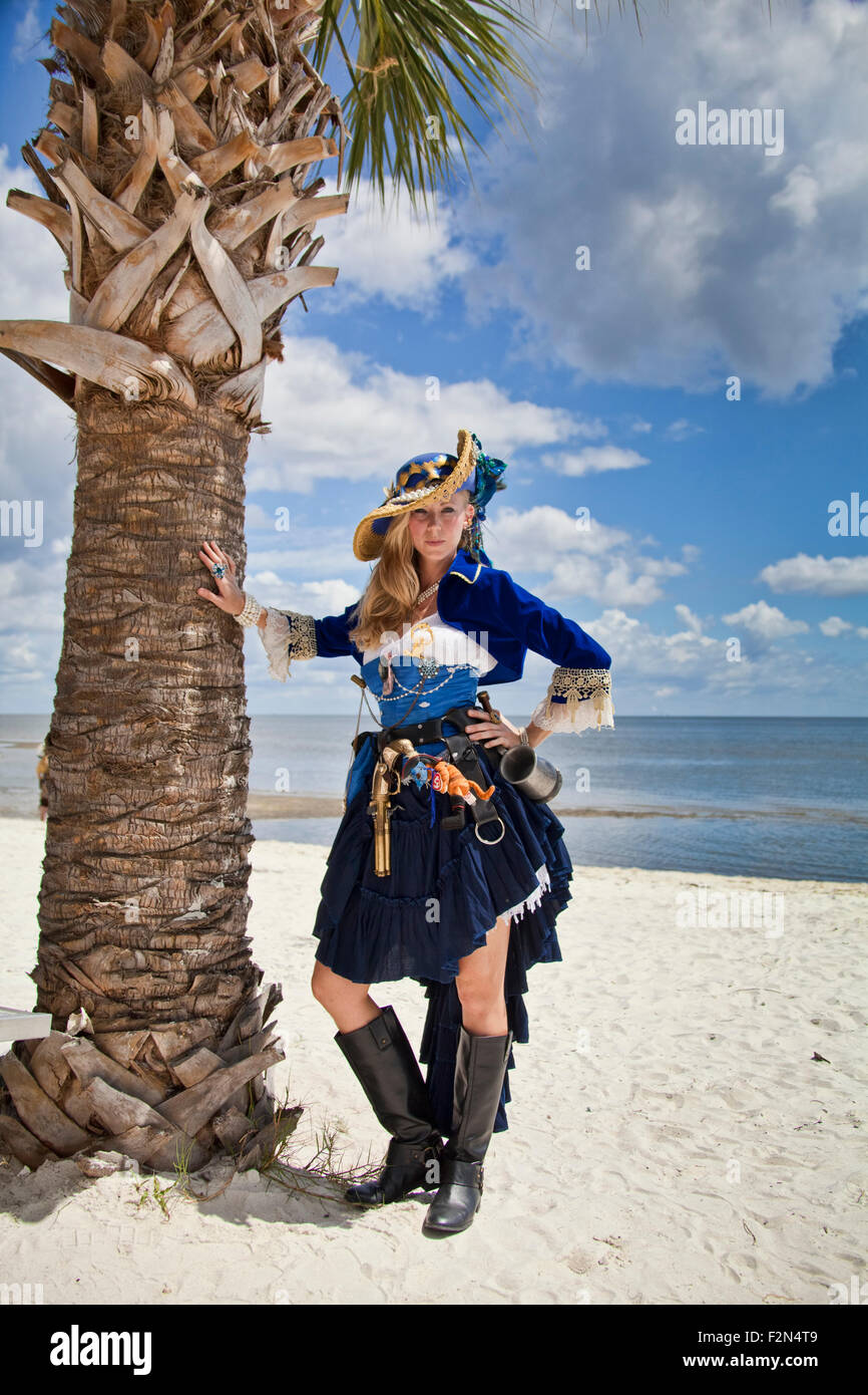 Weibliche Piraten posieren neben Sabal Palmen am Strand in Cedar Key Florida Stockfoto