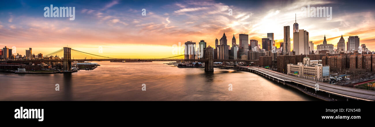 Brooklyn Bridge Panorama bei Sonnenuntergang Stockfoto