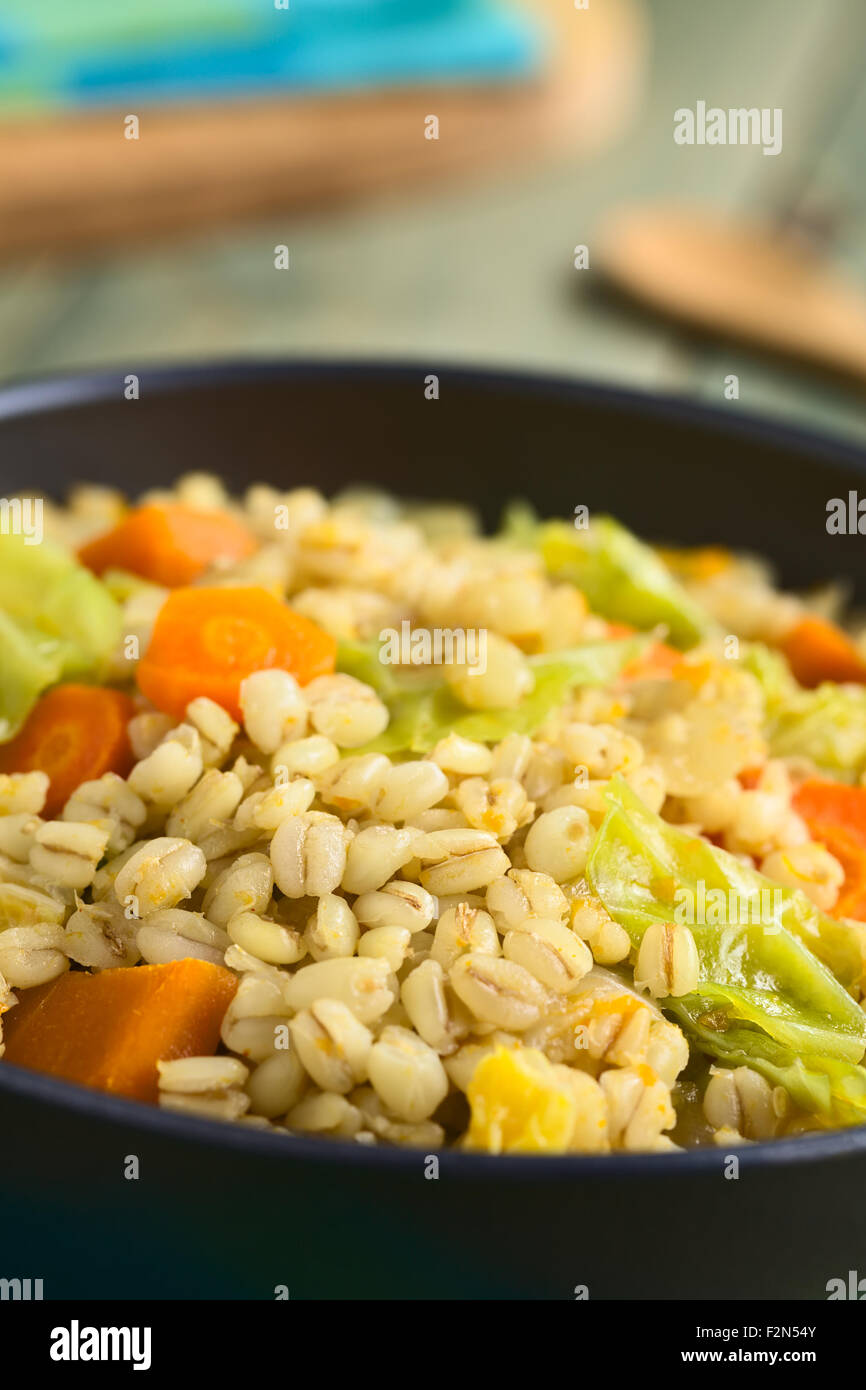 Veganer Eintopf gemacht der Weizenkörner, Wirsing, Karotten, Kürbis und Zwiebel, mit Tageslicht fotografiert Stockfoto