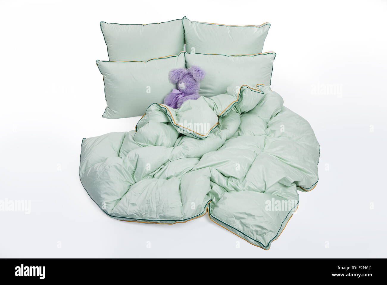 Kissen Bett Schlafzimmer schlafen warm isolierte weiße leichte grüne Decke Quilt Bettdecke bequemen Komfort Lebensstil Objektstil Stockfoto