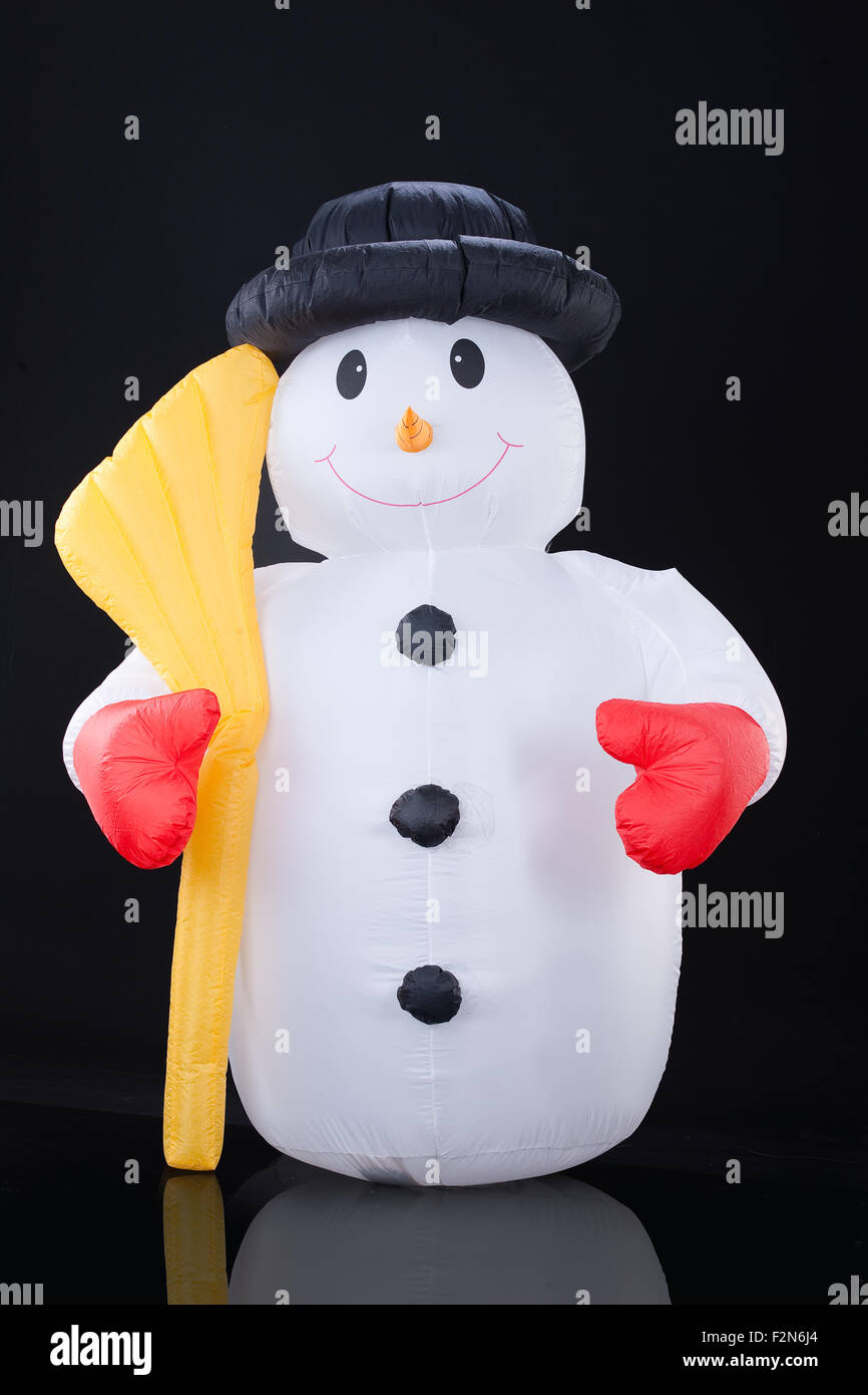 Mann aufblasbare große Spielzeug Objekt Farbe schwarz weiße isoliert kalte Kugel Hut Winter Hintergrund Form Schneemann Schneesaison verspielt Stockfoto