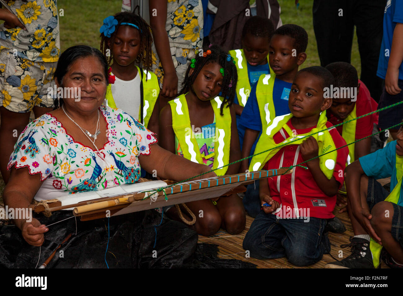 Amerikanischen Schulkinder lernen über fremde Kulturen, beobachtete Weaver aus Monsefu, Peru. Peruanische Volksleben Festival in Washington, D.C. Stockfoto