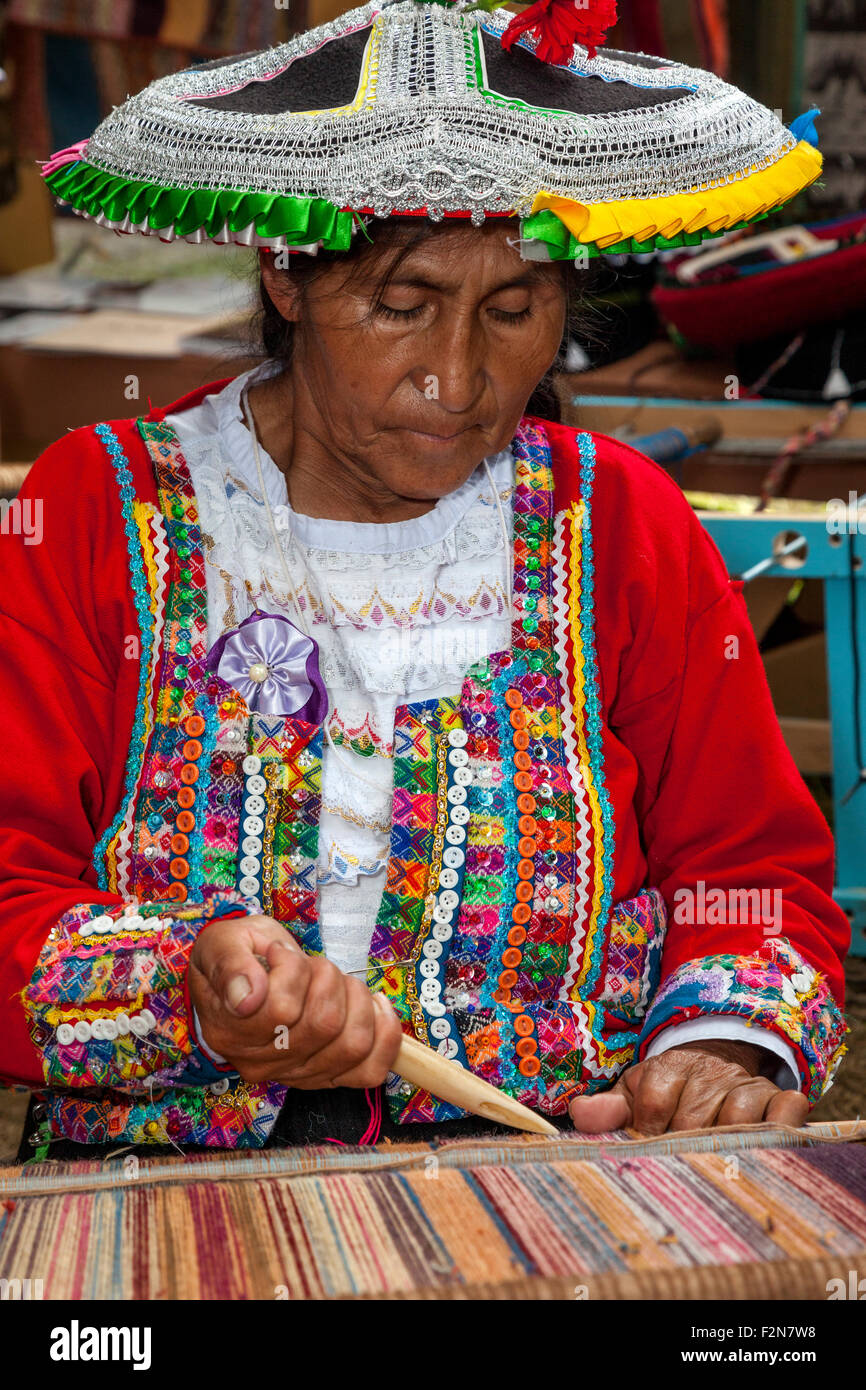 Peruanische Quechua-Frau aus Cusco Demonstriert Traditionelle Weaving-Technik. Stockfoto