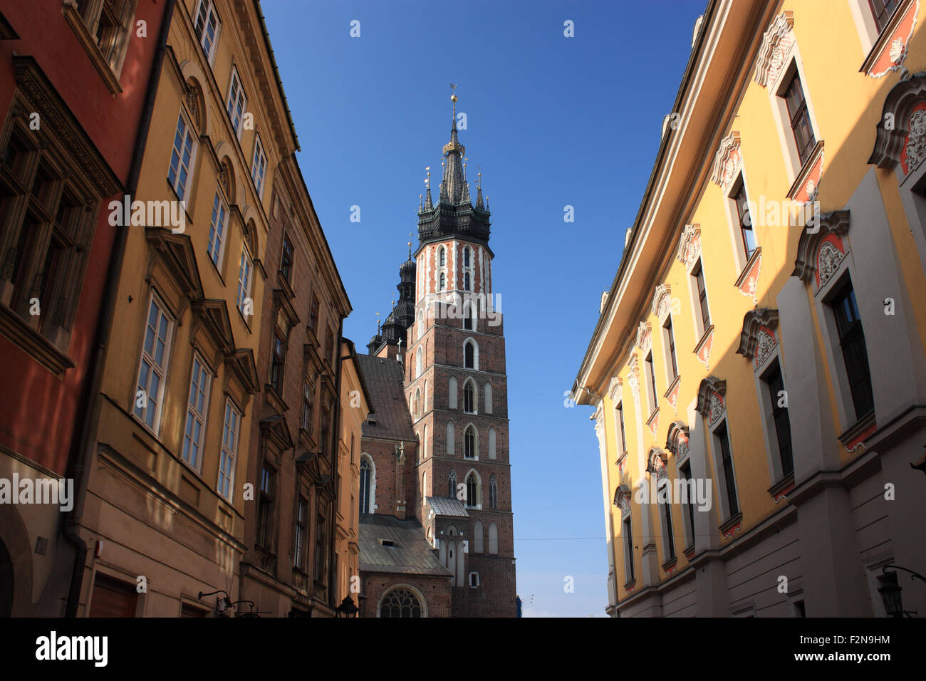 St. Marienkirche, ist im frühen 13. Jahrhundert, angrenzend an den Hauptmarkt in Krakau Backsteingotik erbaut. Stockfoto