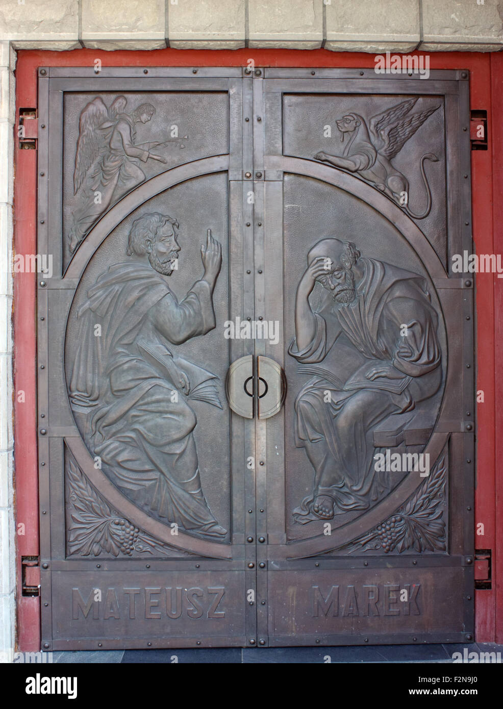 Metalltür mit Bildern von St. Markus und Matthäus Stockfoto