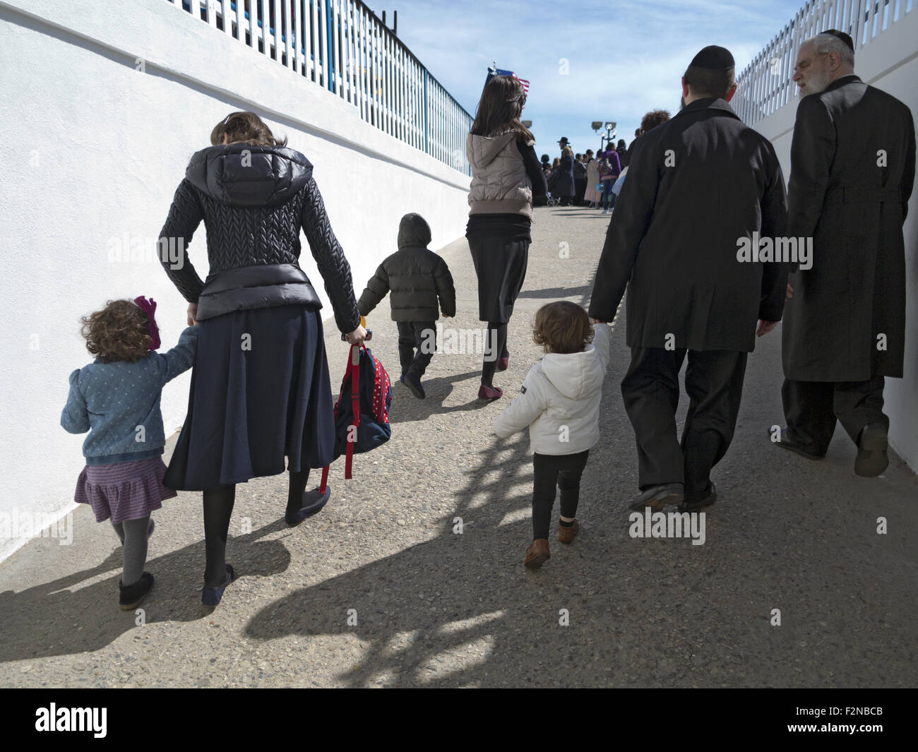 Religiöse, jüdische Familien genießen Sie einen Tag auf Coney Island in Brooklyn, NY, 2014. Familien geben Sie Deno Wonder Wheel Amusement Park. Stockfoto