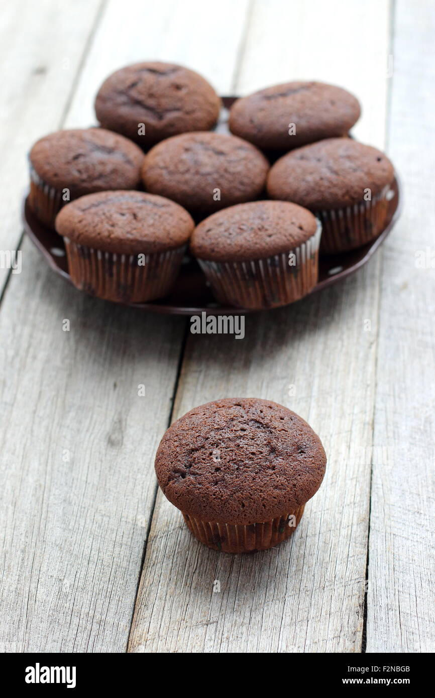 Frisch gebackene hausgemachte Schokolade Muffins auf Holzbrett Stockfoto