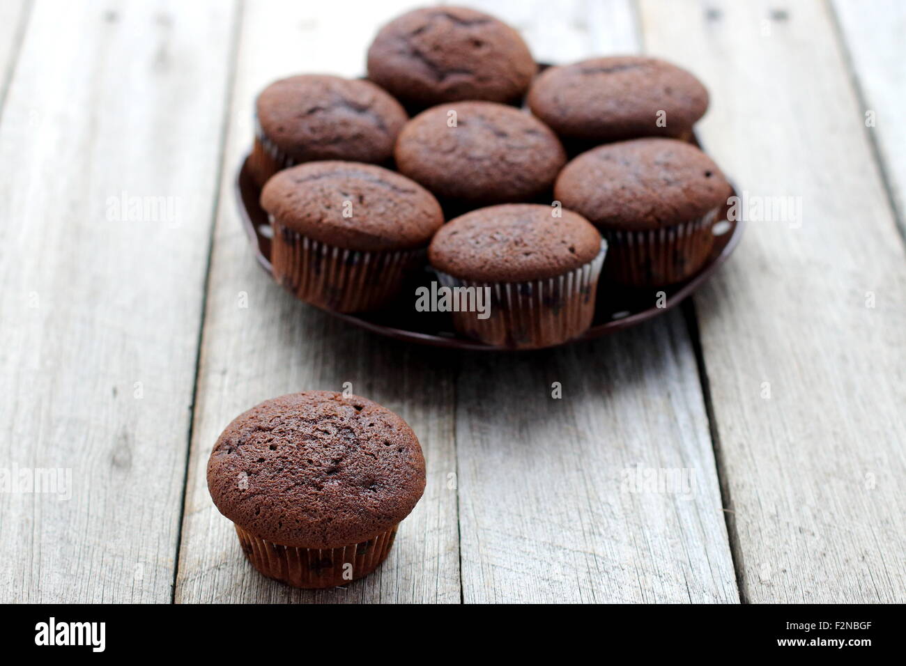 Frisch gebackene hausgemachte Schokolade Muffins auf Holzbrett Stockfoto