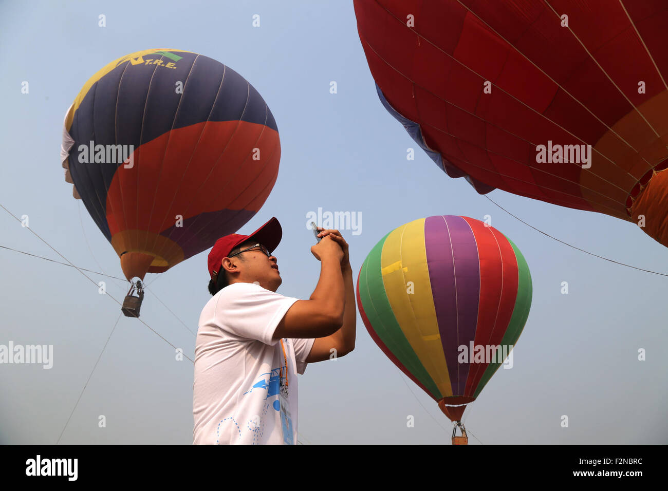 Shijiazhuang, Hebei, CHN. 18. Sep, 2015. Shijiazhuang, China - 18. September 2015: (Nur zur redaktionellen Verwendung. CHINA OUTï¼‰Aerobatic teams aus Litauen, Skandinavien, Australien durchführen '' Fast and furious'' in der Fliegerei Montage- und allgemeine Luftfahrt-Ausstellung in Shijiazhuang Luancheng Flughafen für drei Tage. Flugzeuge, einschließlich Juka, YAK-50/52, Pitts S-2 b/12 s/S2S, Grumman G-164A und Su-26, Robinson R44, 12, 5 b, Cessna 208 / EX, Hawker Buche g36, Cessna C172, DA40 Diamond, diamond DA42, King Air 350, Kitty Hawk 500, Cirrus SR20/22, Möwe 300 Cirrus sf50, Tektronix Süden P92/P2006 werden alle es besuchen. Seine Stockfoto