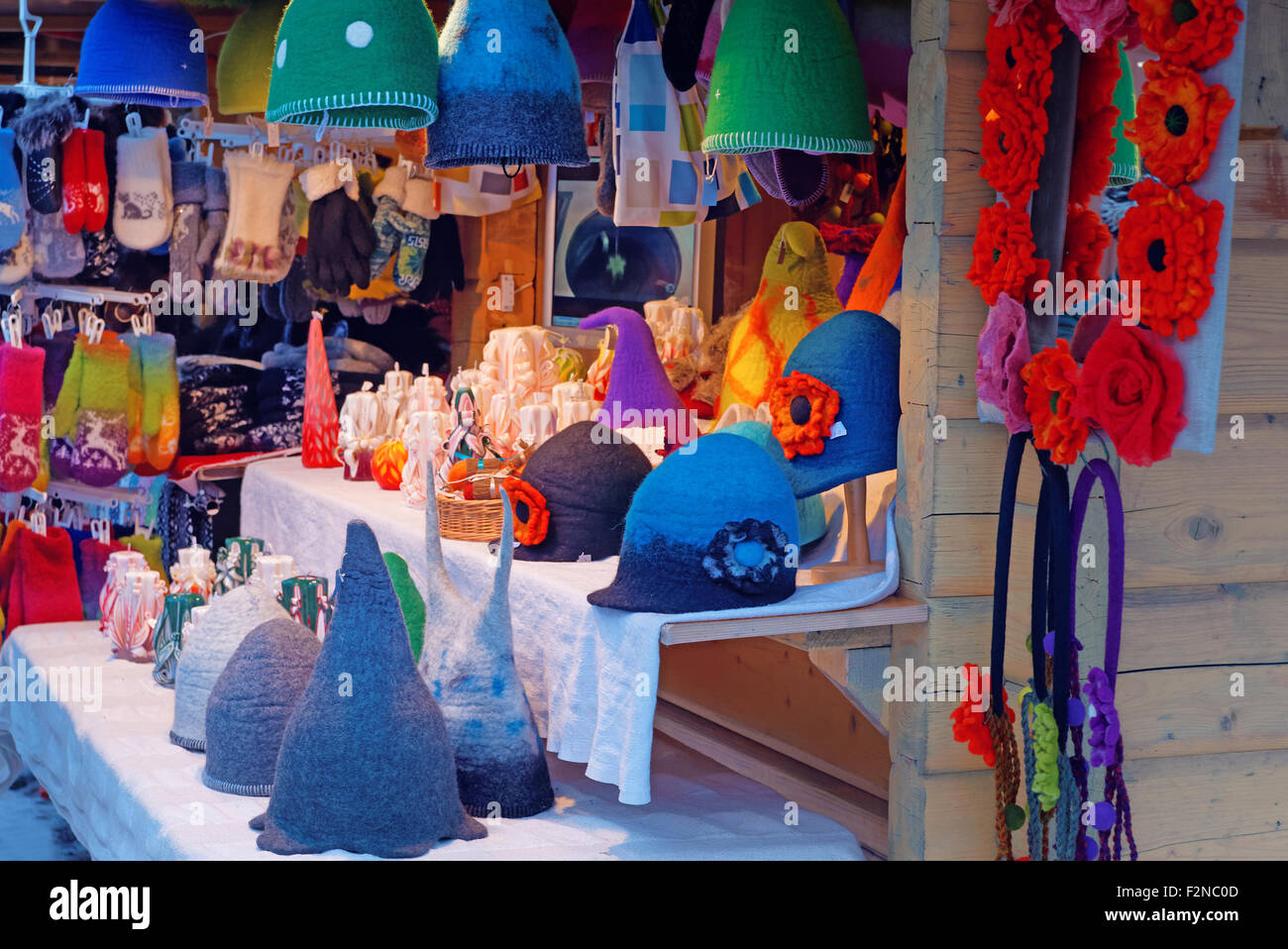 Weihnachtsmarkt am stall am Domplatz in der Altstadt von Riga (Lettland) mit nationalen Souvenirs zum Verkauf Stockfoto