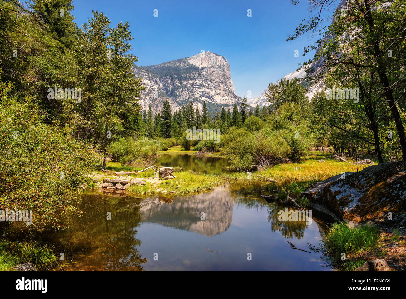 Der Blick auf das Yosemite Tal mit Spiegelbild im See. Yosemite Nationalpark, Kalifornien Stockfoto