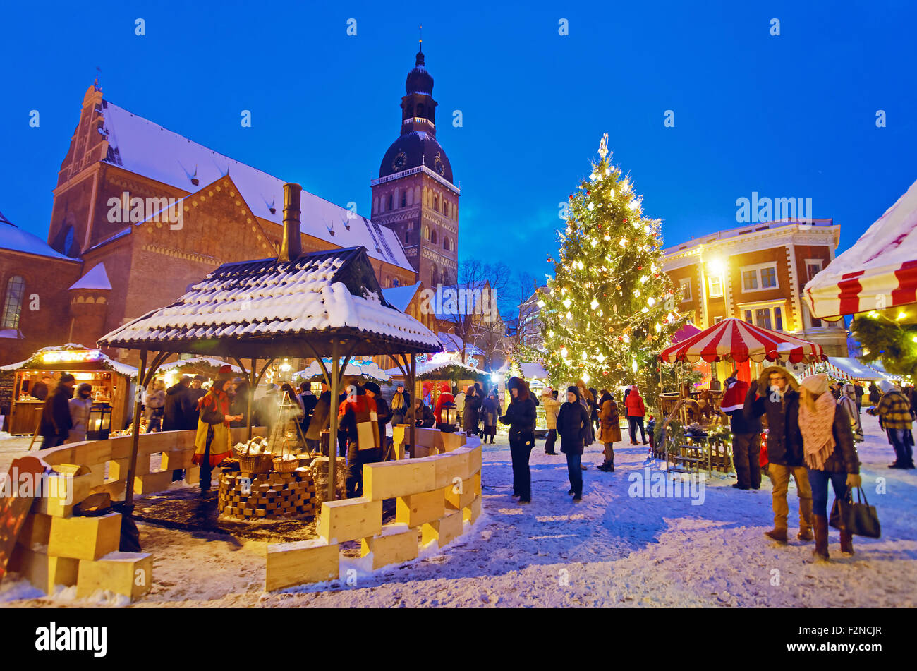 RIGA, Lettland - 28. Dezember 2014: Menschen genießen Weihnachtsmarkt in Rigas Altstadt am 28. Dezember 2014, Lettland. Es ist die oldes Stockfoto