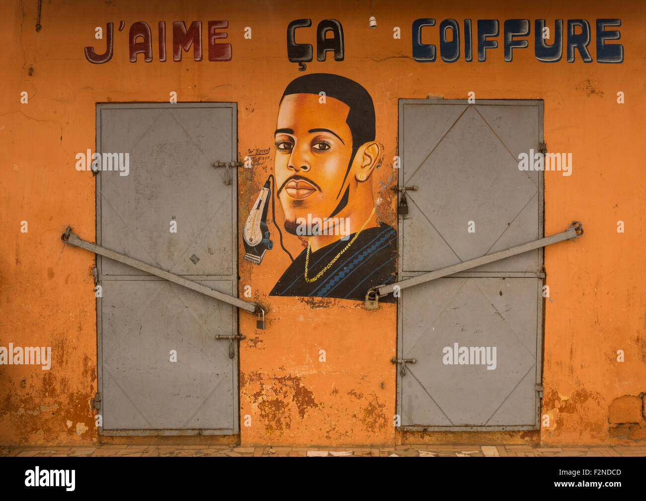 Benin, Westafrika, Porto-Novo, einem gemalten Schild vor einem Coiffeur-Salon "Ich liebe das" Stockfoto