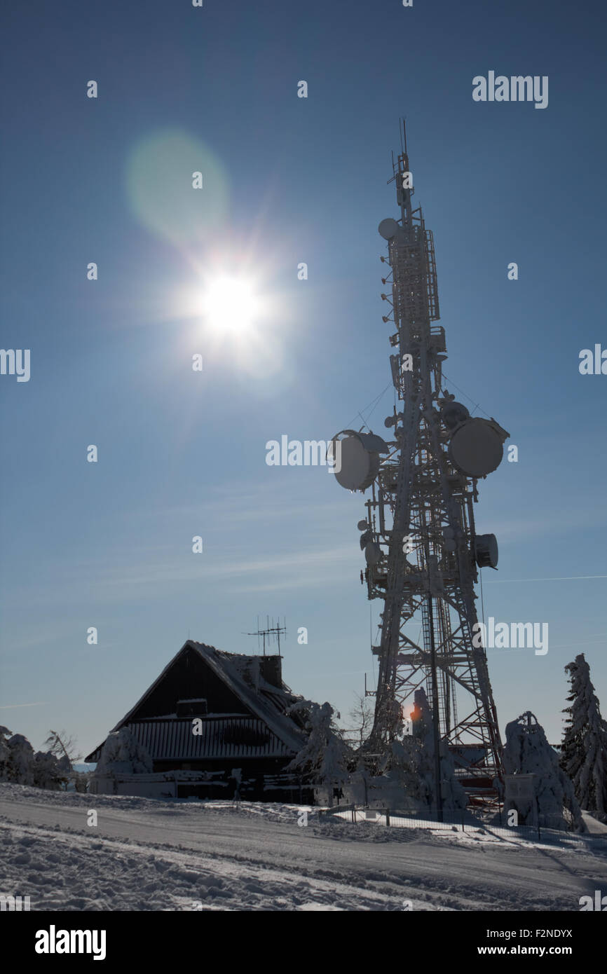 Sonne, Winter und Fernmeldeturm Stockfoto