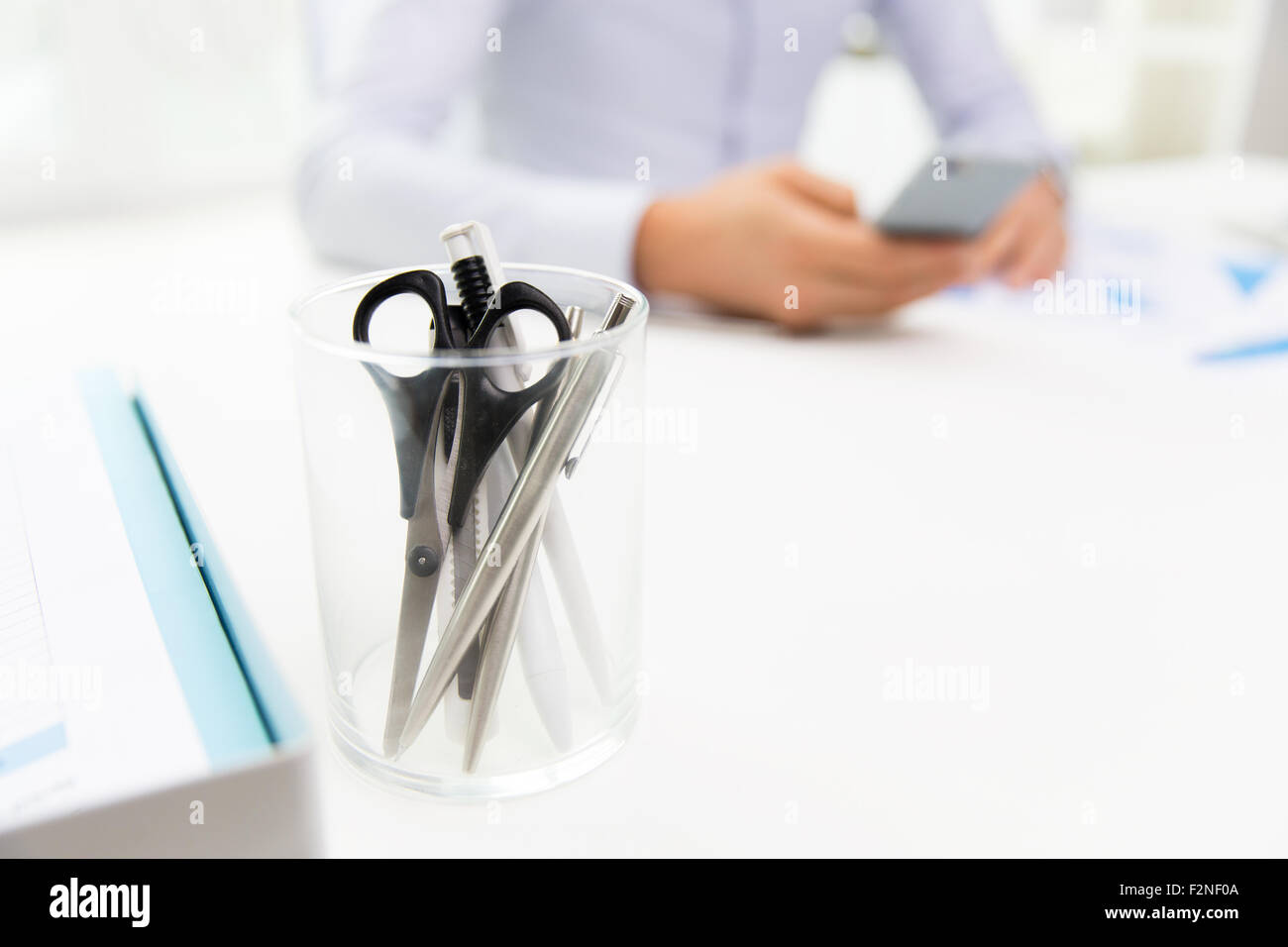 Nahaufnahme des Cups mit Schere und Stiften im Büro Stockfoto
