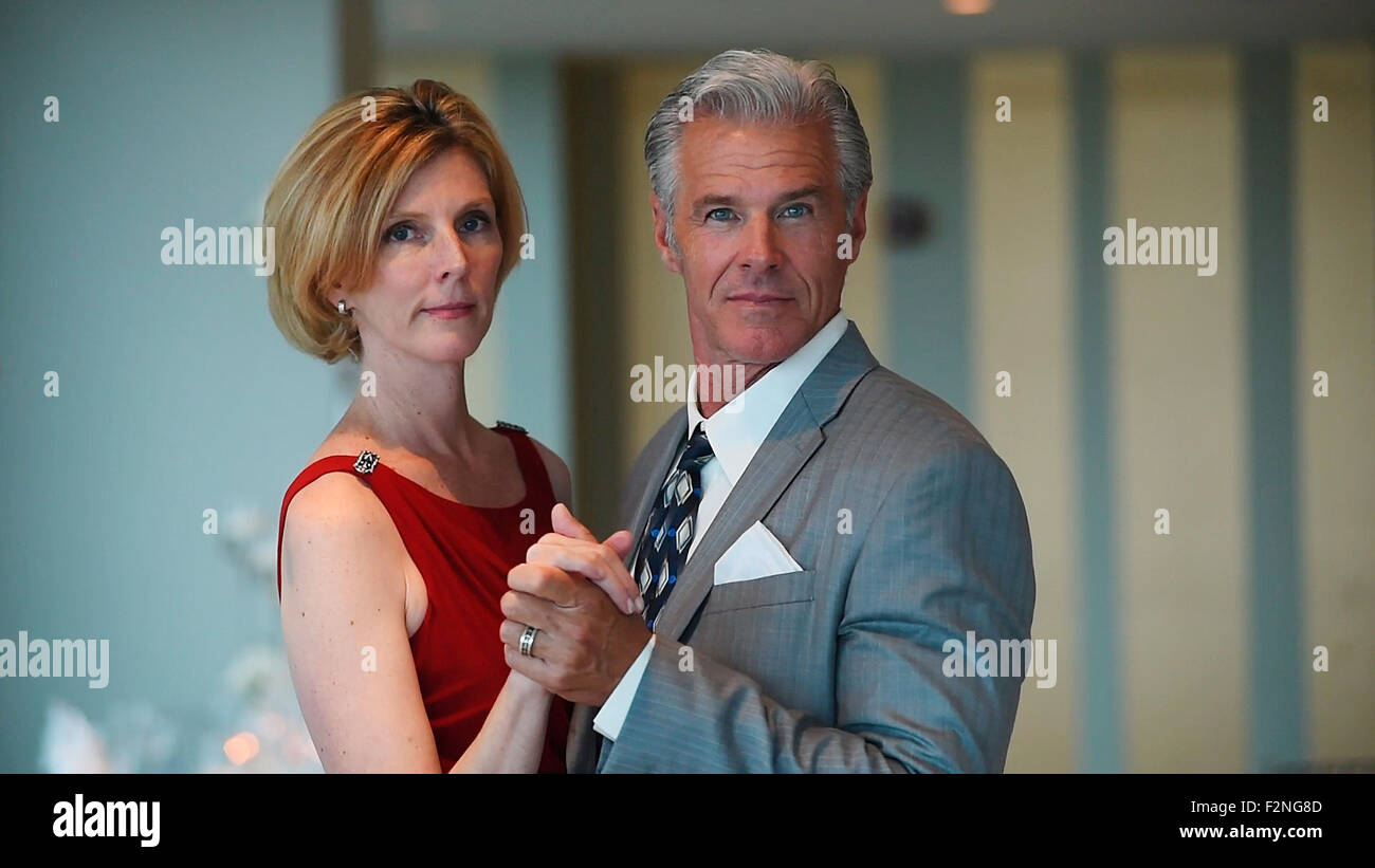 Kaukasischen Paare tanzen - Smartphone-aufgenommenes Stockfoto