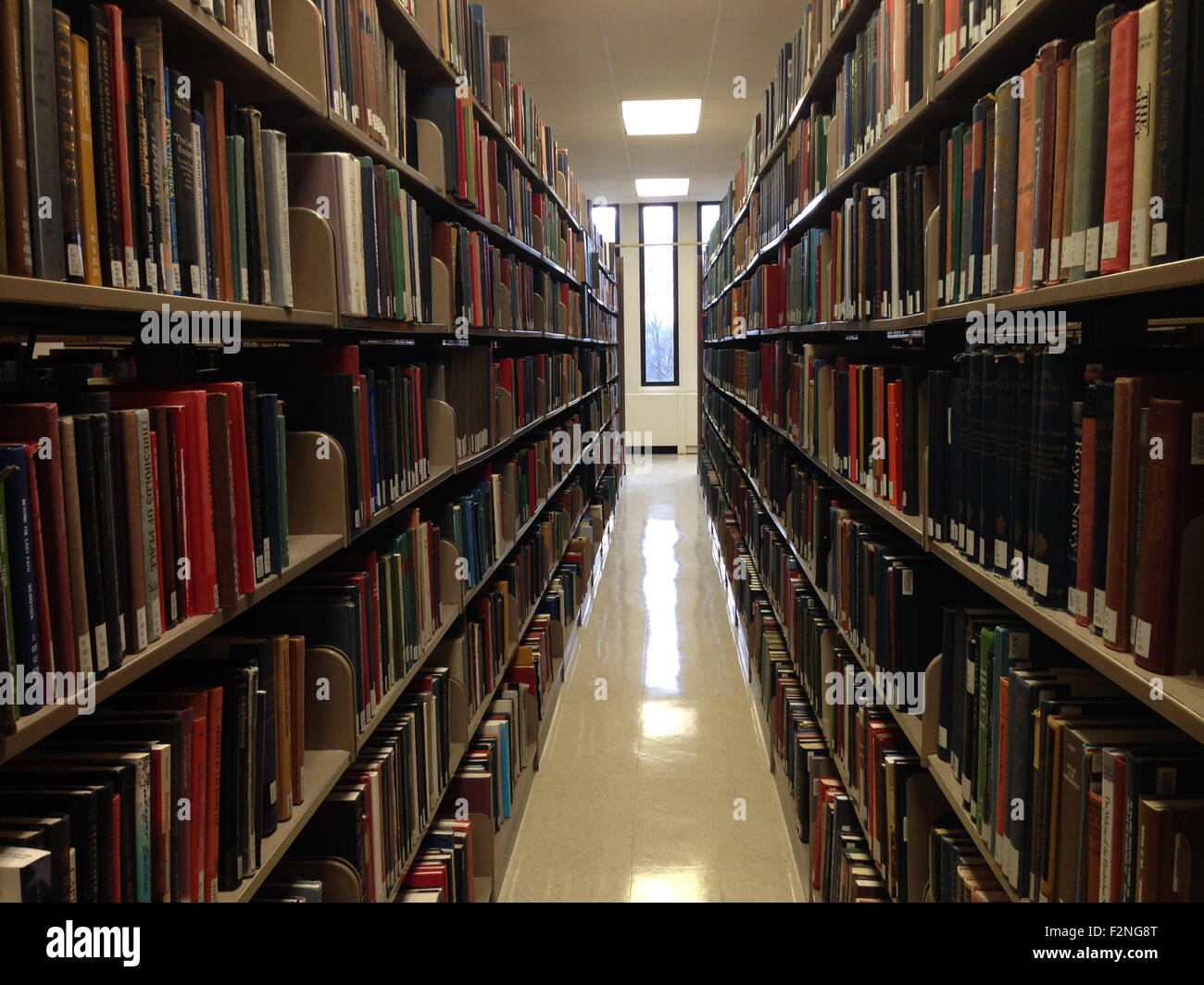 Gasse zwischen den Regalen Bücher in der Bibliothek - Smartphone-aufgenommenes Stockfoto