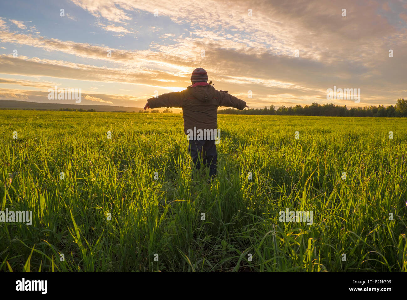 Mari junge Sonnenuntergang bewundern, im ländlichen Bereich Stockfoto