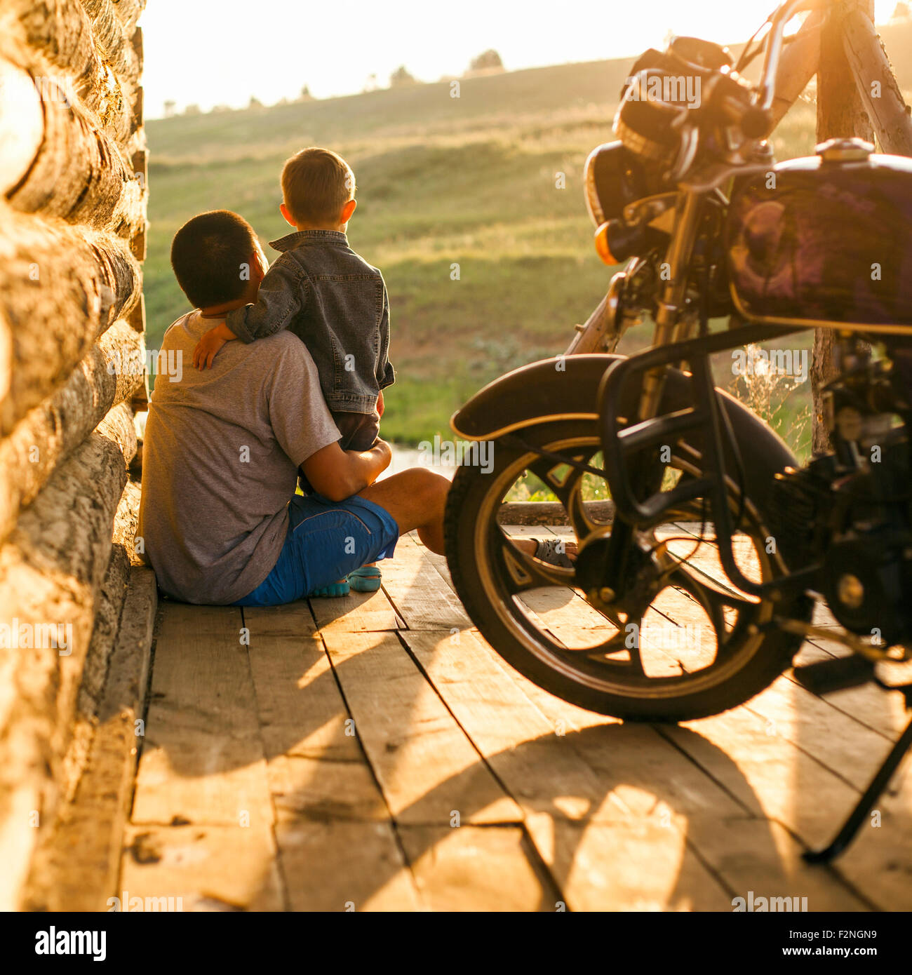 Mari-Vater und Sohn sitzen auf der Terrasse Stockfoto