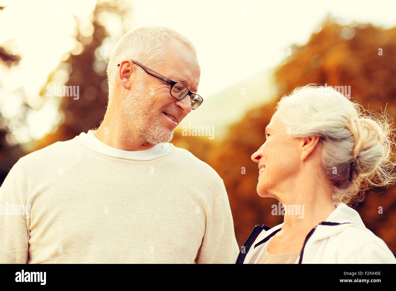 Älteres Paar im Stadtpark Stockfoto