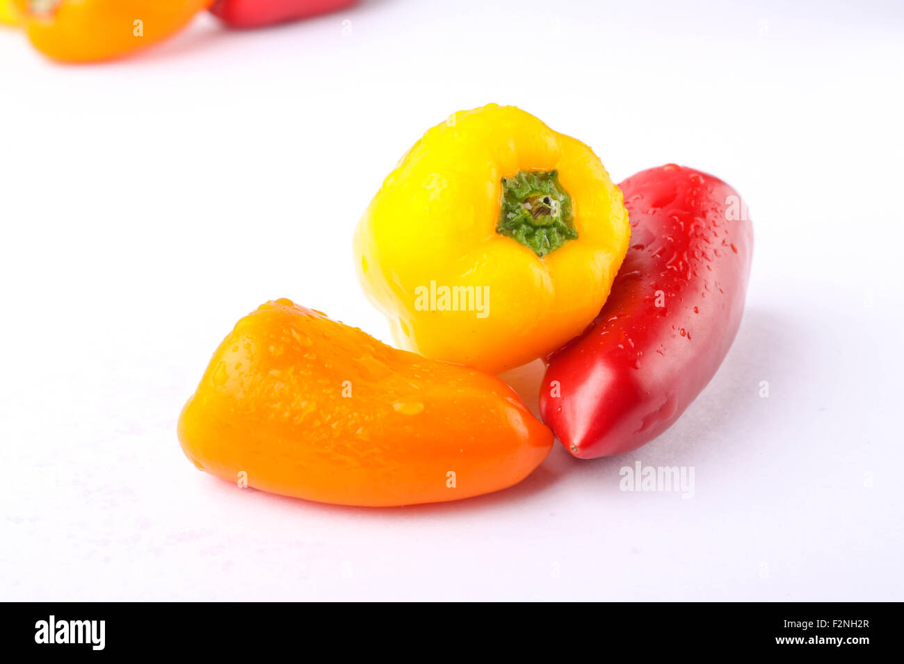 drei Arten von eingelegtem Pfeffer isoliert auf weißem Hintergrund Stockfoto