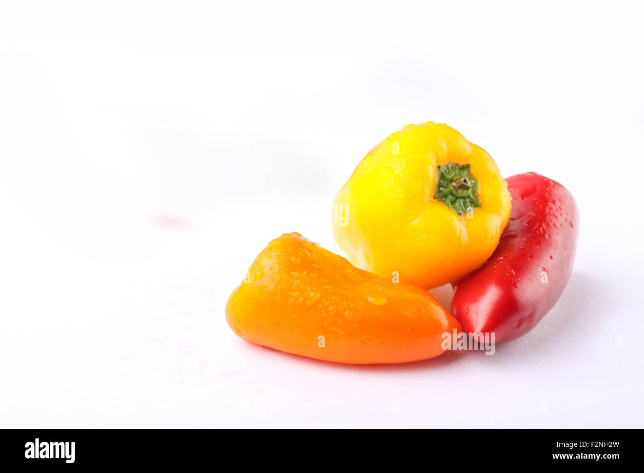 drei Arten von eingelegtem Pfeffer isoliert auf weißem Hintergrund Stockfoto