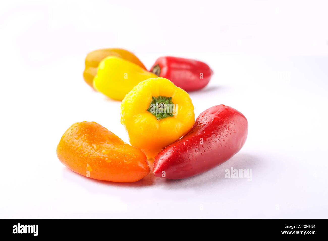 drei Arten von eingelegtem Pfeffer isoliert auf weißem Hintergrund Stockfoto