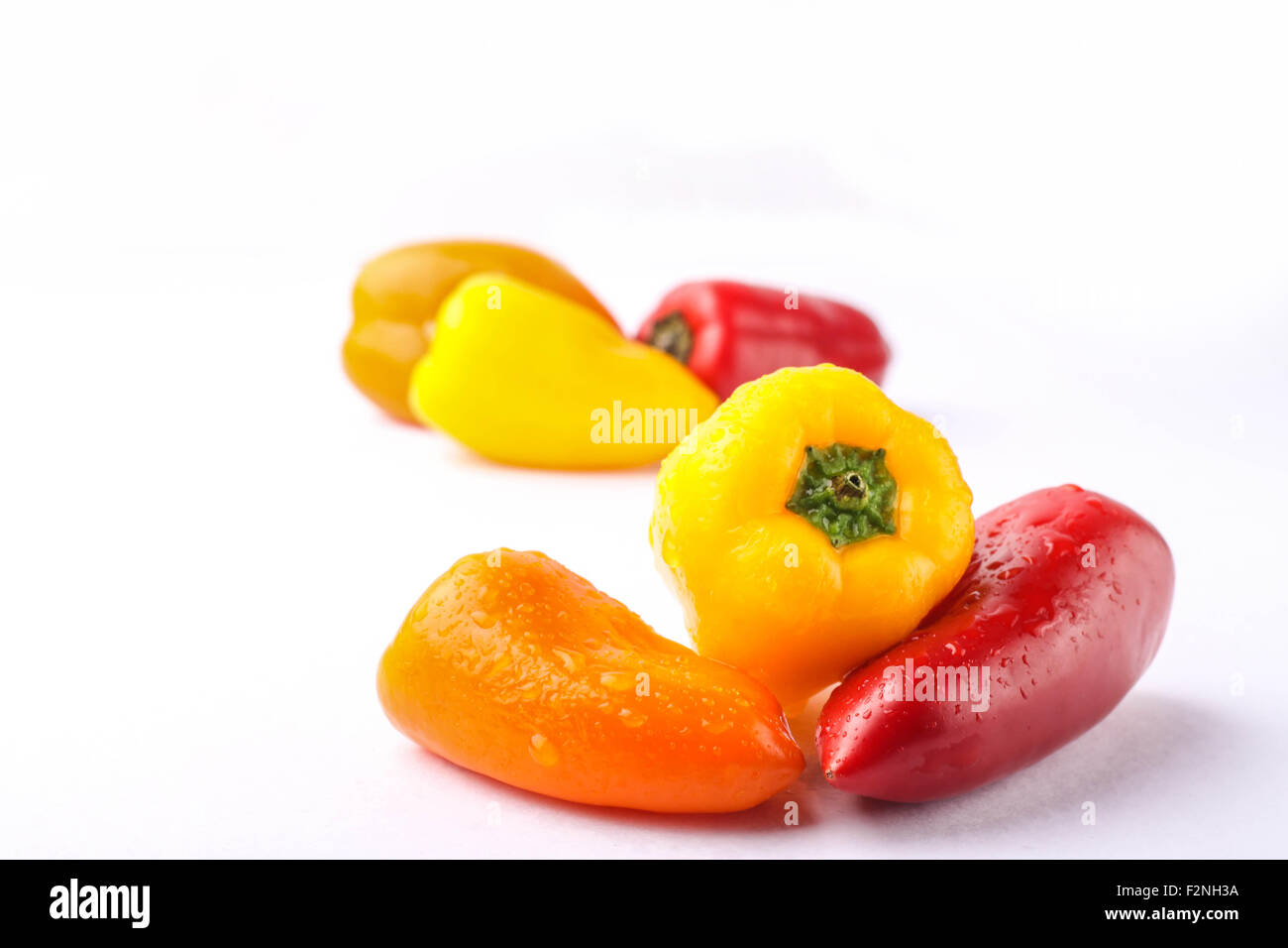 drei Arten von eingelegtem Pfeffer isoliert auf weißem Hintergrund Stockfoto