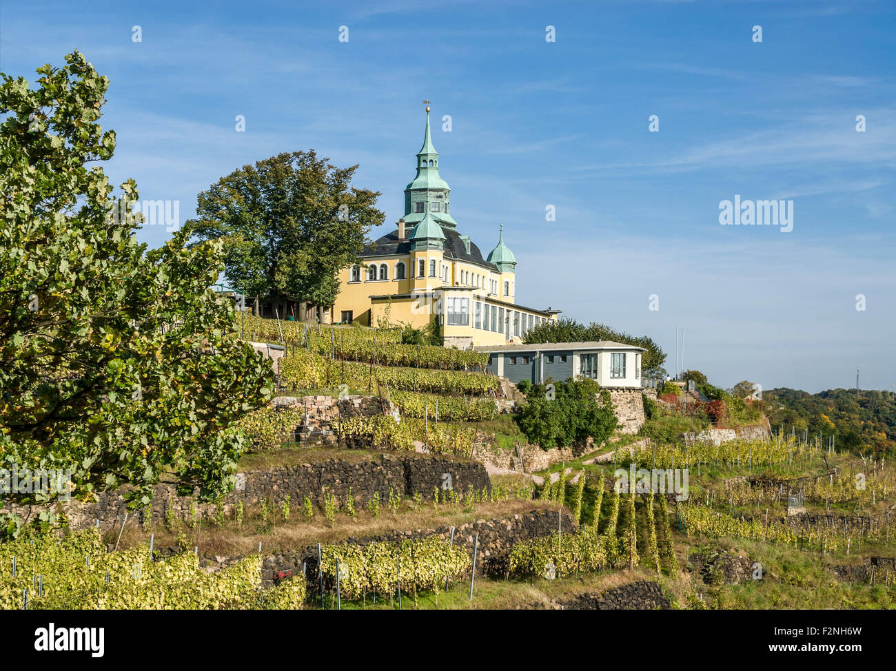 Spitzhaus erbaut 1622 in den Weinbergen von Radebeul im Herbst, Elbtal, Sachsen, Deutschland Stockfoto