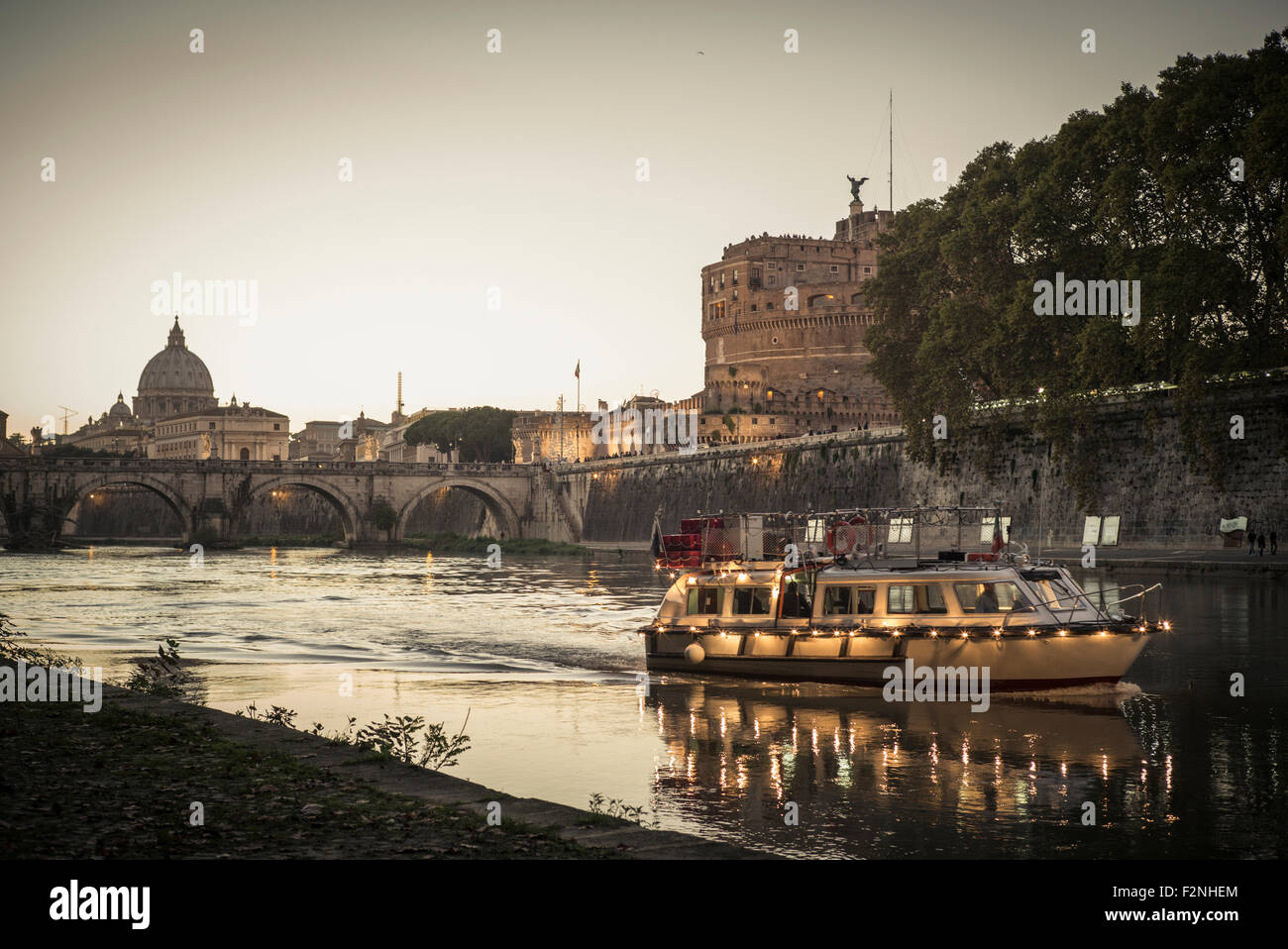 Boot schwimmt auf Fluss, Rom, Italien Stockfoto