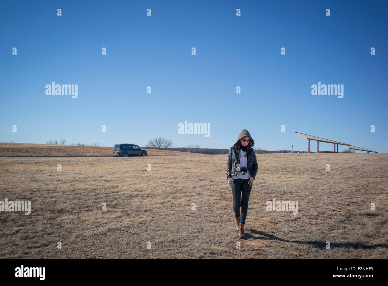 Kaukasische Frau zu Fuß in leeres Feld Stockfoto