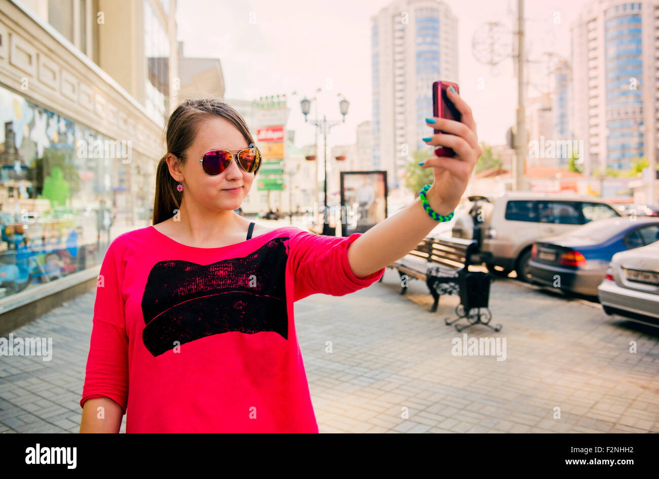 Kaukasische Teenager-Mädchen unter Selbstportrait auf Handy Stockfoto